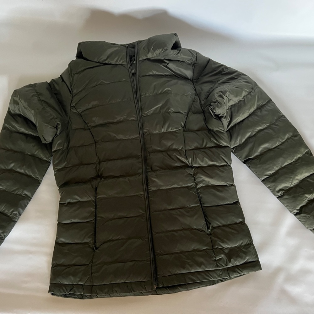 Amazon Essentials Jacket Women Size Medium Water Resistant Lightweight Hood